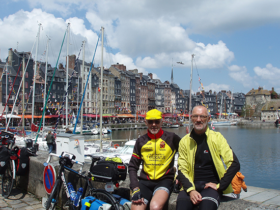 met fietscollega Etienne bij het Vieux Bassin in Honfleur